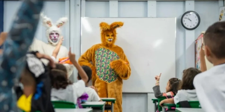 crianças recebem ‘coelhos’ da Páscoa em escolas municipais do Rio