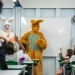 crianças recebem ‘coelhos’ da Páscoa em escolas municipais do Rio