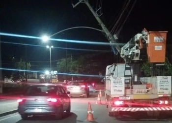 ( urgente) Carro Colide com Poste e Interdita Estrada em Guaratiba