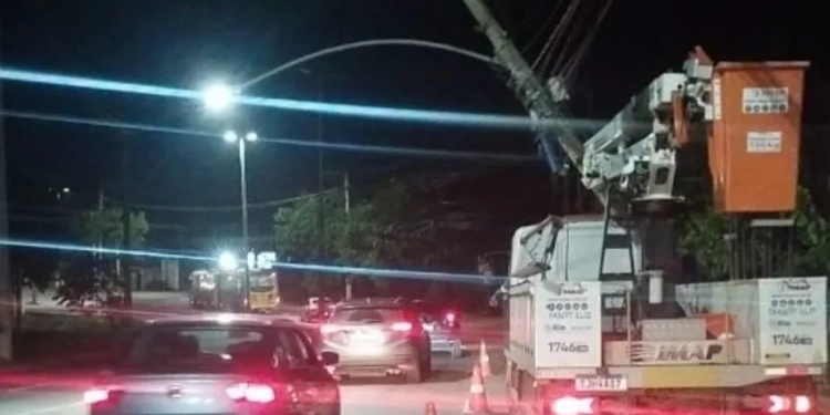 ( urgente) Carro Colide com Poste e Interdita Estrada em Guaratiba