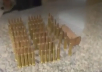 Mulher é presa com armas,drogas e farda do Exército no Rio