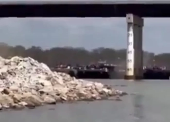Barcaça Colide com Ponte sobre o Rio Arkansas, Marca Segunda Ocorrência em Uma Semana nos EUA