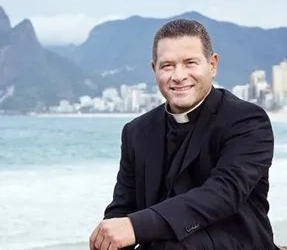 Prisão Chocante: Padre Alexandre Paciolli Detido por Acusações Graves de Abuso Sexual