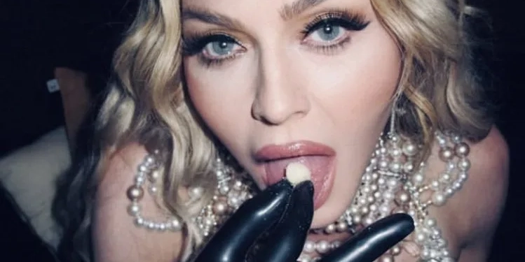 Madonna Incendeia a Internet com Fotos Ousadas ao Som de “Faz Gostoso” e Anuncia Chegada “Safada” ao Rio