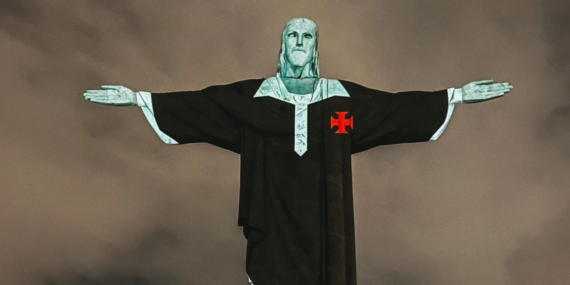 Cristo Redentor homenageia o Centenário da Resposta Histórica com a lendária Camisa Negra do Vasco