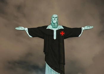 Cristo Redentor homenageia o Centenário da Resposta Histórica com a lendária Camisa Negra do Vasco
