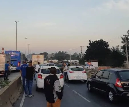 Arrastão na Avenida Brasil assusta motoristas