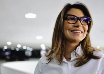 EXCLUSIVO: CPI DA PRIMEIRA DAMA À VISTA? CONGRESSISTAS ACUSAM JANJA LULA DA SILVA DE GOVERNAR O BRASIL NAS SOMBRAS