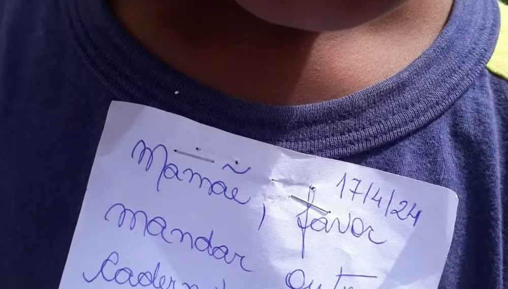 Professora Grampeia Bilhete na Camisa de Criança de 5 Anos no Rio!! Mãe se revolta!!