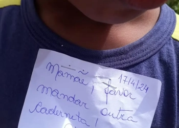 Professora Grampeia Bilhete na Camisa de Criança de 5 Anos no Rio!! Mãe se revolta!!