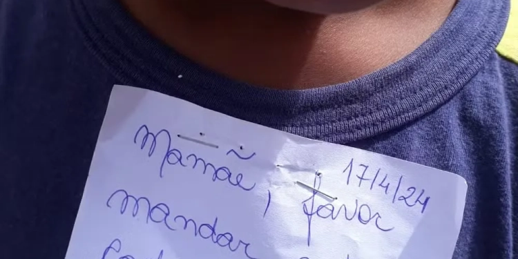 Professora Grampeia Bilhete na Camisa de Criança de 5 Anos no Rio!! Mãe se revolta!!