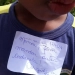 Professora Grampeia Bilhete na Camisa de Criança de 5 Anos no Rio!! Mãe se revolta!!