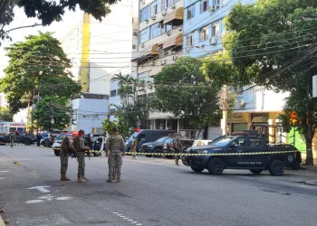 Urgente!! Homem faz mulher como refém nesse momento no Rio