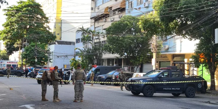 Urgente!! Homem faz mulher como refém nesse momento no Rio