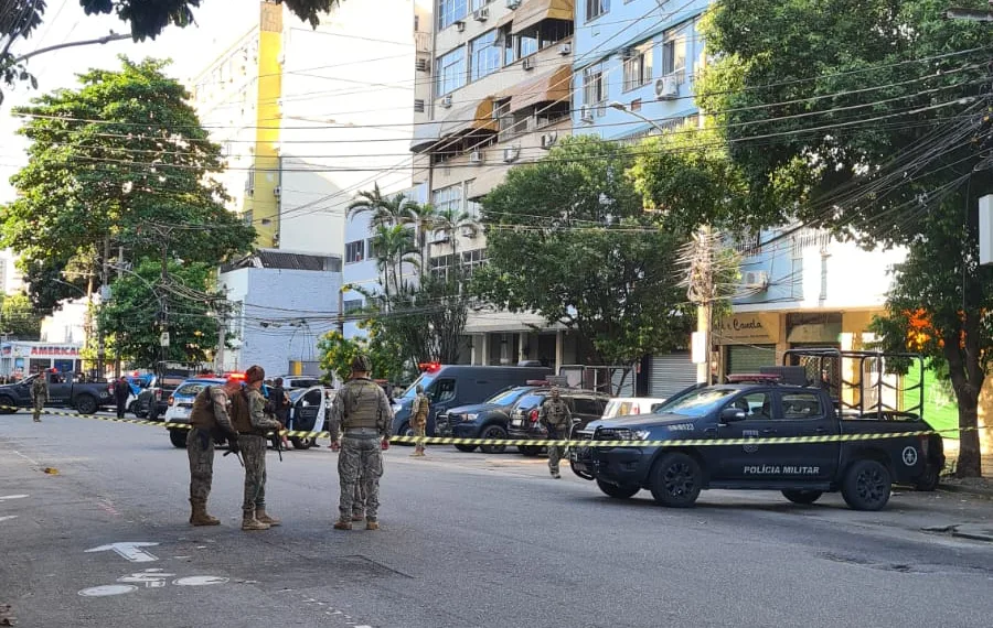 Urgente!! Homem faz mulher como refém nesse momento no Rio