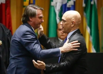 Ministro Alexandre de Moraes valida visita de Bolsonaro à embaixada húngara sem encontrar irregularidades