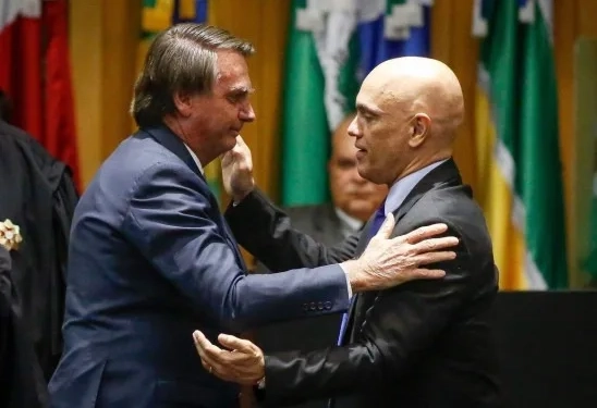 Ministro Alexandre de Moraes valida visita de Bolsonaro à embaixada húngara sem encontrar irregularidades