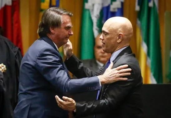 Ministro Alexandre de Moraes valida visita de Bolsonaro à embaixada húngara sem encontrar irregularidades