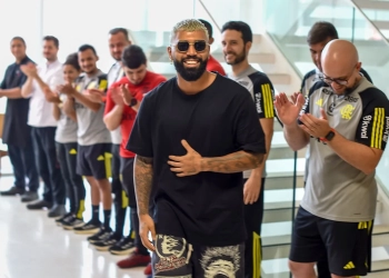 Ivan Moré Critica Flamengo: “Por Que Aplaudir Gabigol na Volta ao CT?
