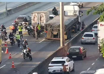 CAOS NA AVENIDA BRASIL: ACIDENTE ENVOLVENDO CARRETA E MOTO GERA ENGARRAFAMENTO