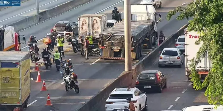 CAOS NA AVENIDA BRASIL: ACIDENTE ENVOLVENDO CARRETA E MOTO GERA ENGARRAFAMENTO
