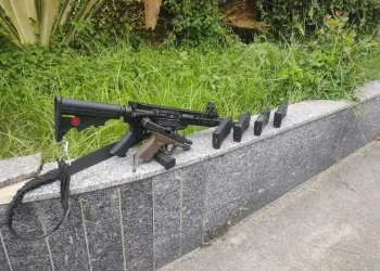 ( ATUALIZANDO) TROCA DE TIROS ENTRE CRIMINOSOS DEIXA 1 MORTO E 2 CRIANÇAS FERIDAS EM SEROPÉDICA