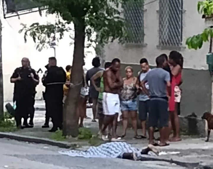 Confronto Entre Facções Rivais Deixa Três Mortos em Vila Isabel: O Terror Noturno na Disputa de Território