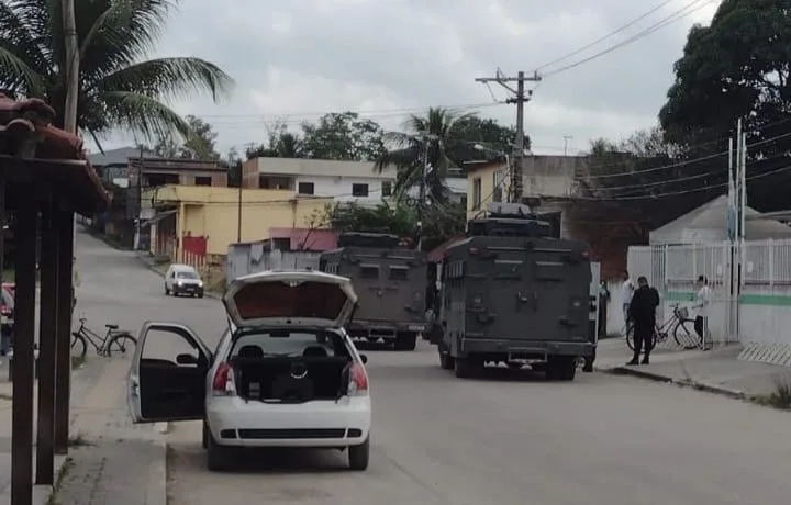 Alerta Máximo em Seropédica: Blindados da PM nas Ruas Para Barrar Guerra Iminente!