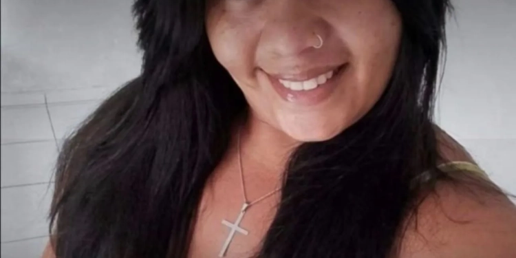 Morre mulher que foi esfaqueada na praia por colega de trabalho no RJ