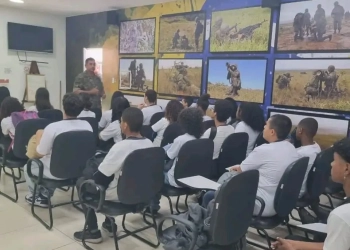 Alunos da Escola Municipal Araujo de Castro Exploram o Quartel dos Fuzileiros Navais em Visita Inovadora