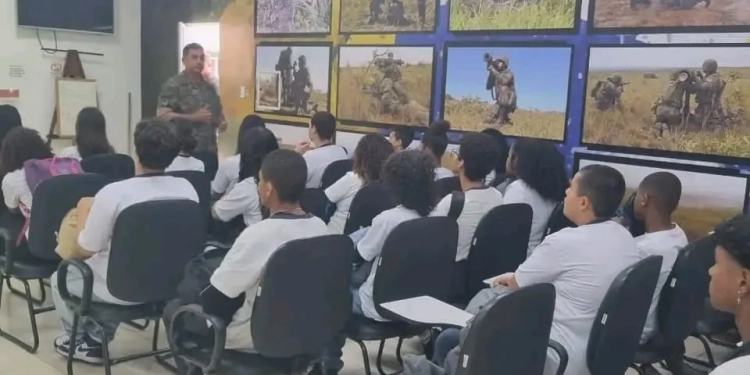 Alunos da Escola Municipal Araujo de Castro Exploram o Quartel dos Fuzileiros Navais em Visita Inovadora
