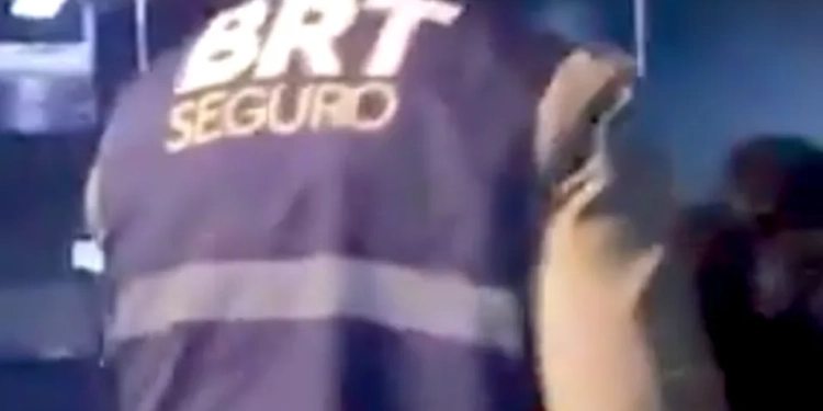 ( Video) Vandalizou o BRT? Vai direto pra DP! Preso em Flagrante Pichador de Ônibus!