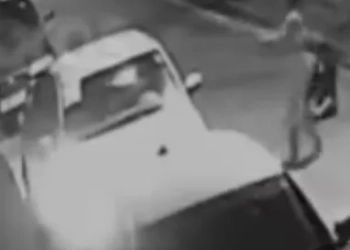 ( VÍDEO) Motorista de App Expulsa Mãe e Filha do Carro em Cena Chocante no RJ
