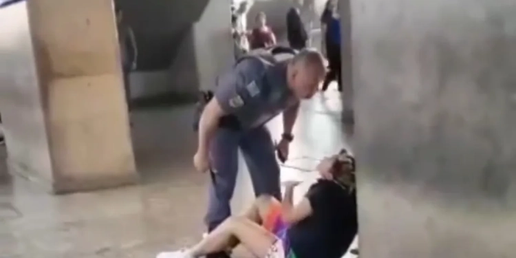 Escândalo no Metrô: Policial Militar Agride Jovem LGBTQIA+ em Ataque Chocante!