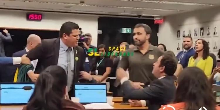 Debate Sobre Elon Musk Acaba em Confronto Físico na Câmara: “Não Tenho Medo de Frouxo”