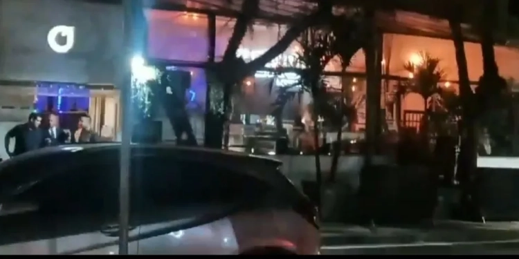 Gato de Luz na Pista: Flagrante Iluminado em Boate do Recreio