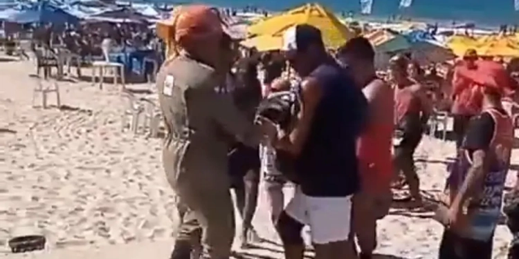 ( atualizando)Tragédia na Areia: Ambulante é Brutalmente Esfaqueada por Colega em praia do Rio
