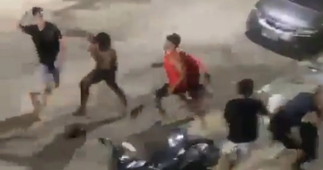 ( video)Menor de Idade em Fúria Atropela Jovens Após briga em bairro na zona oeste