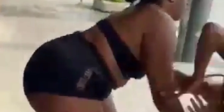 ( Video) Treta Congelante: Mulher Acaba em Bacia de Gelo Após Briga em Comunidade