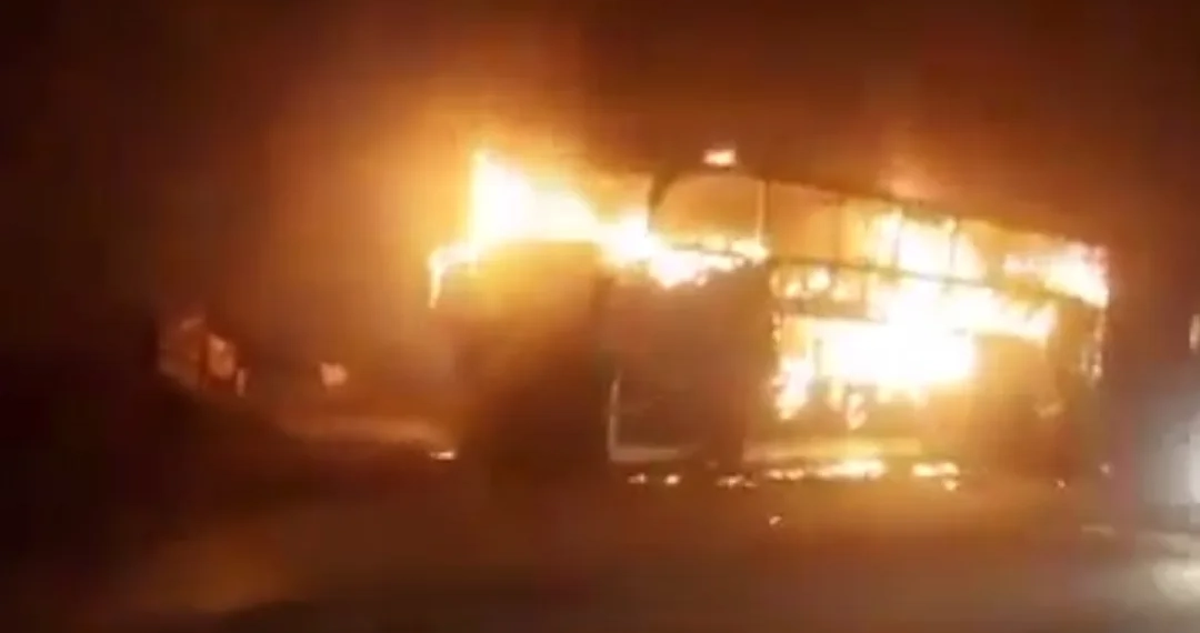 ( Video) Incêndio em Ônibus na Serra das Araras Causado por Cigarro de Passageiro Resulta em Prejuízo Milionário