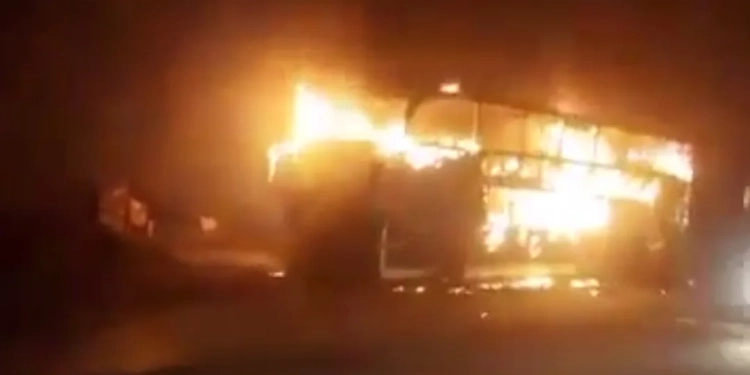 ( Video) Incêndio em Ônibus na Serra das Araras Causado por Cigarro de Passageiro Resulta em Prejuízo Milionário