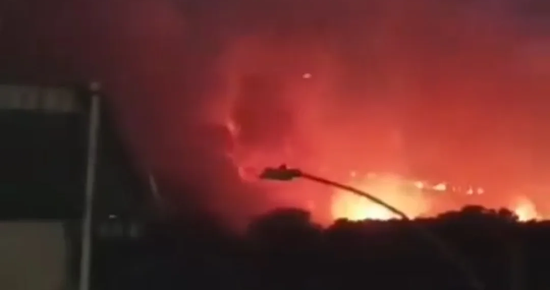 ( Video) Incêndio assusta moradores em comunidade na Zona Oeste