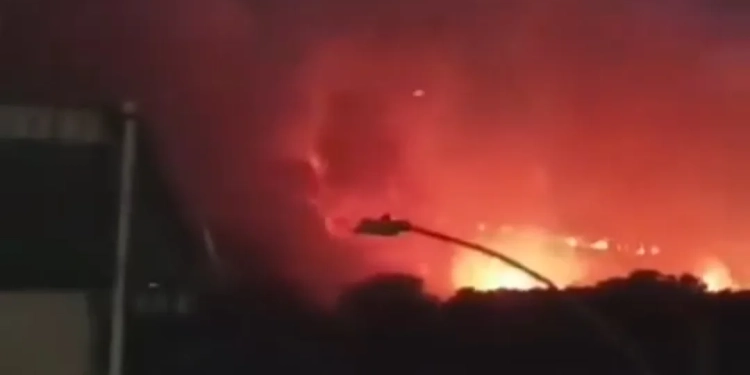 ( Video) Incêndio assusta moradores em comunidade na Zona Oeste