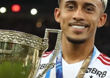 Carro de Matheus Gonçalves, Atacante do Flamengo, Roubado Após Final do Campeonato Carioca: Medalha da Conquista Também Levada