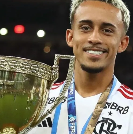 Carro de Matheus Gonçalves, Atacante do Flamengo, Roubado Após Final do Campeonato Carioca: Medalha da Conquista Também Levada