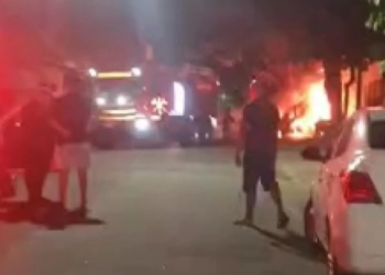 FUGA EXPLOSIVA NA ZONA OESTE: Bandidos Colidem com Poste e Desencadeiam Incêndio Apocalíptico Durante Perseguição Policial