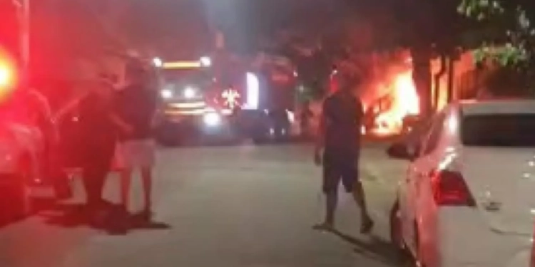 FUGA EXPLOSIVA NA ZONA OESTE: Bandidos Colidem com Poste e Desencadeiam Incêndio Apocalíptico Durante Perseguição Policial