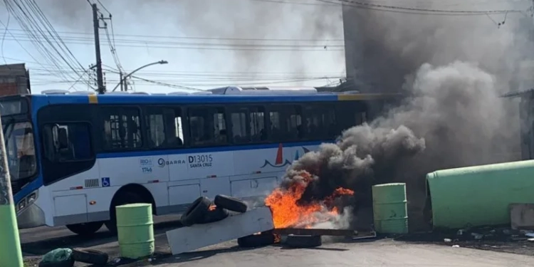 Guerra em comunidade na Zona Oeste!! Evitem a região!!