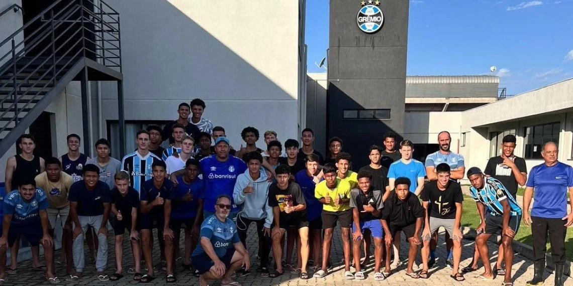 Jogadores e funcionários do time de base do Grêmio estão ilhados e sem socorro