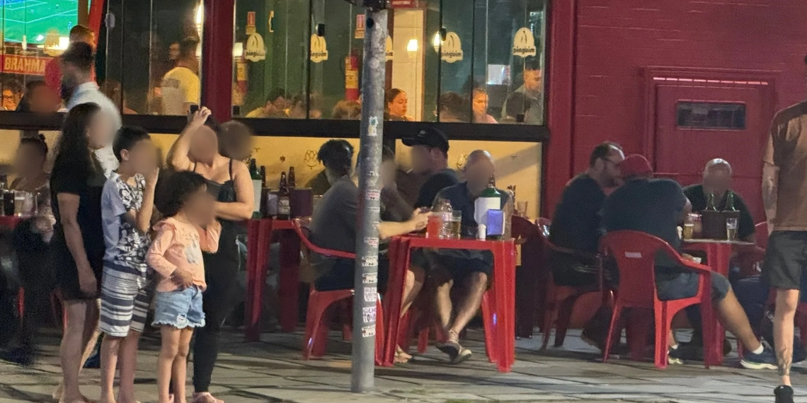 Desafiando a Natureza: Moradores de Porto Alegre Ignoram Alertas de Alagamento em Confraternização com Cerveja